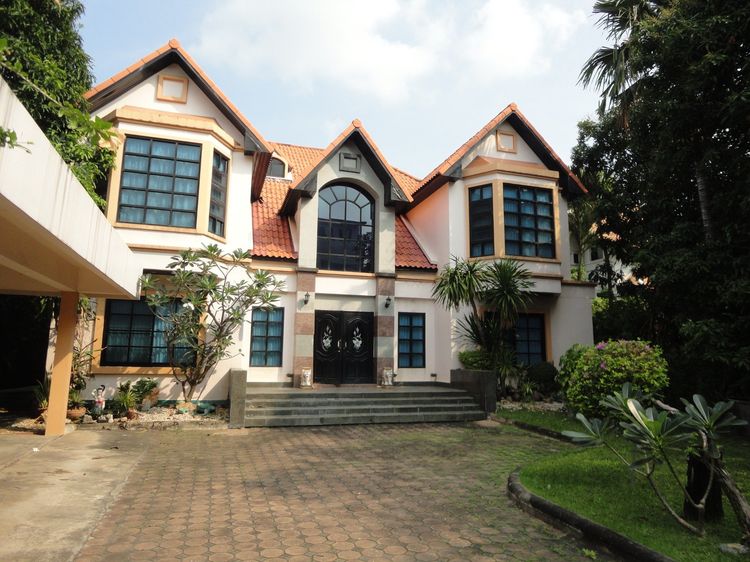 Detached house of 200 sq.m. Around the corner Soi Lat Phrao 43 near Phawana metro station
